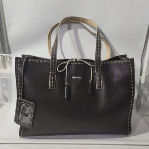 Women classic Totes bag. Pre owned in great condition.